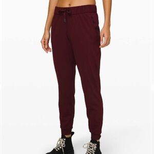 Lululemon On the Fly Jogger *Luxtreme Garnet Size 6